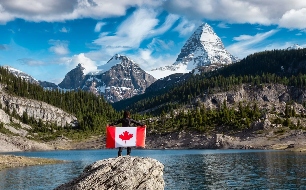 Diagram showing the difference between a strong Canada visitor visa application and one that leaves doubt