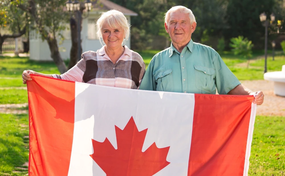 Infographic of the three Canada Super Visa requirements: inviter income, invitation letter and medical insurance