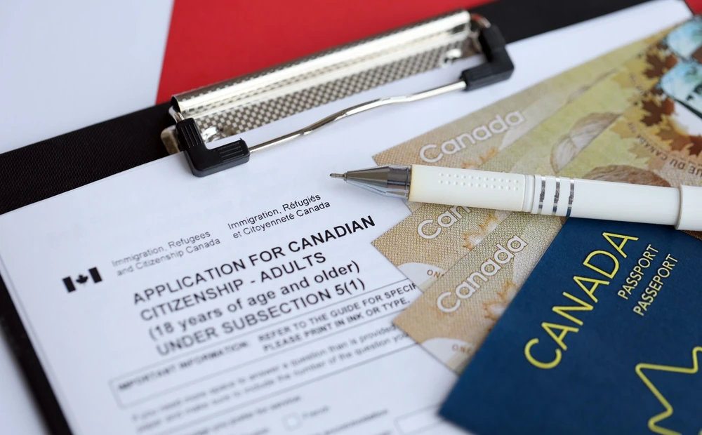 Infographic comparing a genuine steady savings pattern with a risky last-minute deposit on a bank statement for a Canada visa